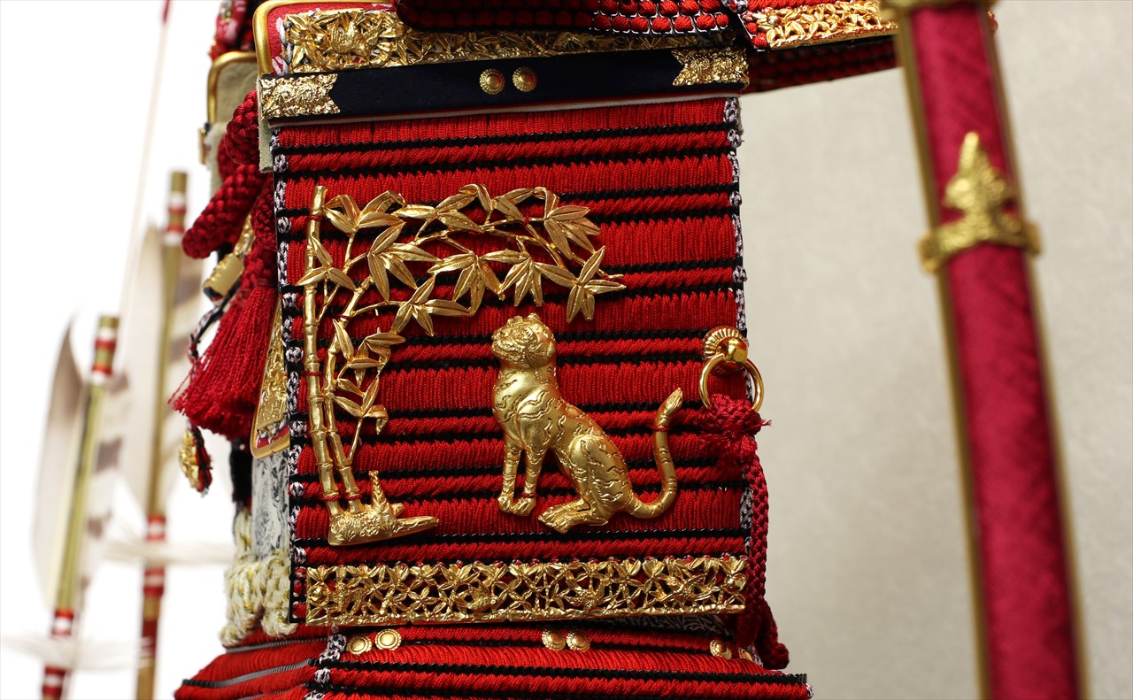 鎧飾り 五分之一 国宝模写 竹虎雀飾り 赤糸威大鎧「日に赤の鎧」